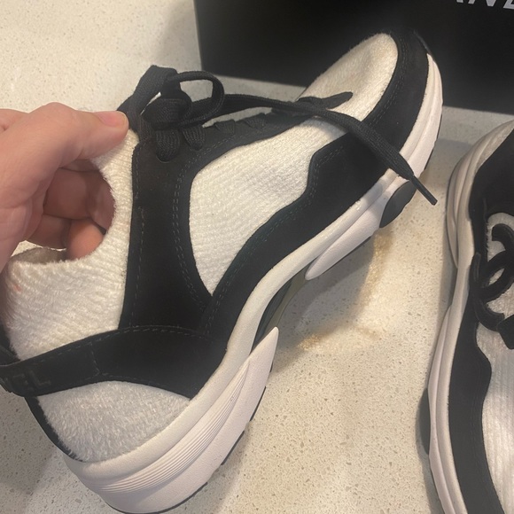 Chanel CC black and white suede and cloth sneakers - Picture 6 of 11